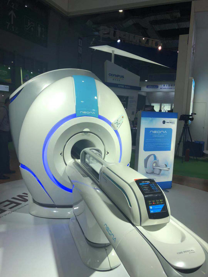 图片默认标题_fororder_首届中国国际进口博览会上的全球首台婴儿用核磁共振设备 摄影：盛玉红