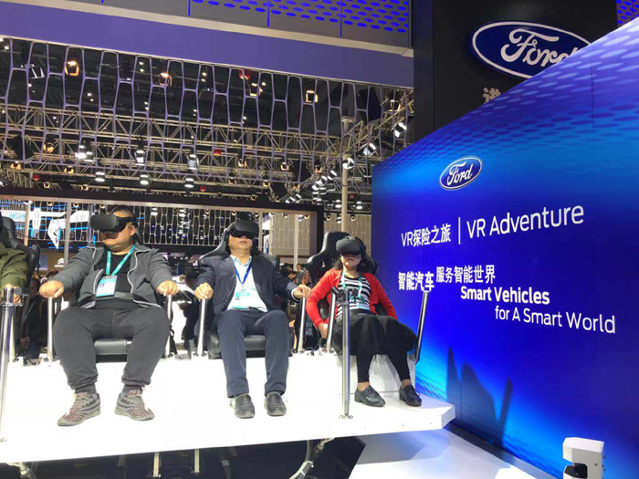 图片默认标题_fororder_首届中国国际进口博览会上展示的VR技术服务智能汽车 摄影：盛玉红