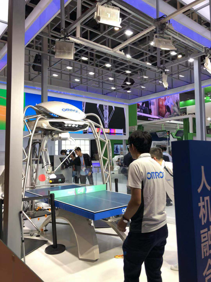 图片默认标题_fororder_首届中国国际进口博览会上展示的乒乓球陪练机器人 摄影：盛玉红