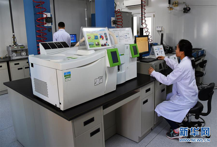 图片默认标题_fororder_北京市环境保护监测中心大气综合观测实验室技术人员在工作