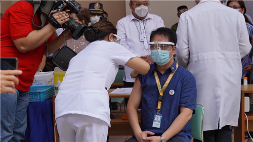 Vaccination rollout ng Pilipinas, inilunsad: PGH Director, unang binakunahan_fororder_20210301-11