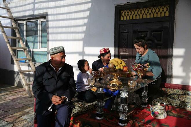Dating mahirap na pamilya sa Guza Kanti ng Xinjiang, tinatamasa ang maginhawang buhay_fororder_古再村01