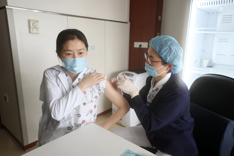 Çin’de sağlık çalışanlarının yüzde 80’inden fazlası aşılandı_fororder_dfddddd