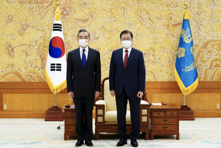 Moon Jae-in, Çin Dışişleri Bakanı Wang Yi’yi kabul etti_fororder_王毅