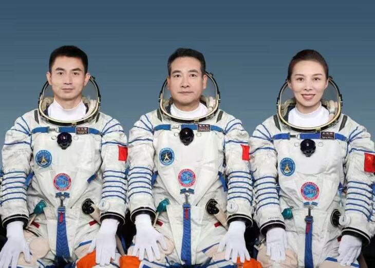 អវកាសយានិកចំនួន ៣ រូបនៅលើយានអវកាសដឹកមនុស្ស Shenzhou -១៣ បានចូលក្នុងបន្ទប់ស្នូលដោយរលូន_fororder_微信图片_20211015103724