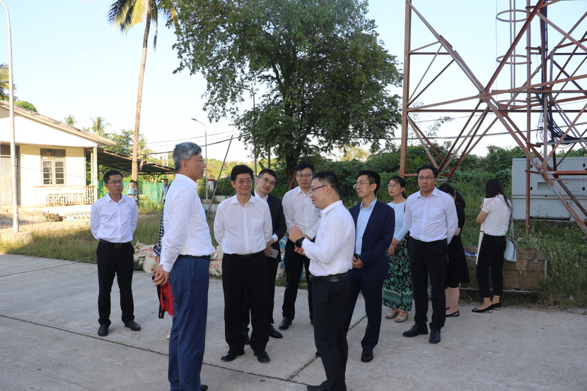 Thủ hiến tỉnh Ayeyarwady Mi-an-ma cho biết chào mừng các doanh nghiệp Trung Quốc đến đầu tư với chính sách ưu đãi nhất_fororder_6 中国驻缅甸大使陈海（左二）在维桑考察中国联通缅甸威双国际海缆登录站