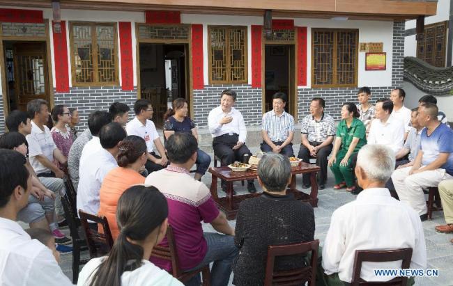 Chinese President Xi Jinping talks with villagers at Huamao Village of Fengxiang Township in Zunyi County, southwest China's Guizhou Province, June 16, 2015. Xi had an inspection tour in Guizhou Province from June 16 to 18.[Photo： Xinhua]