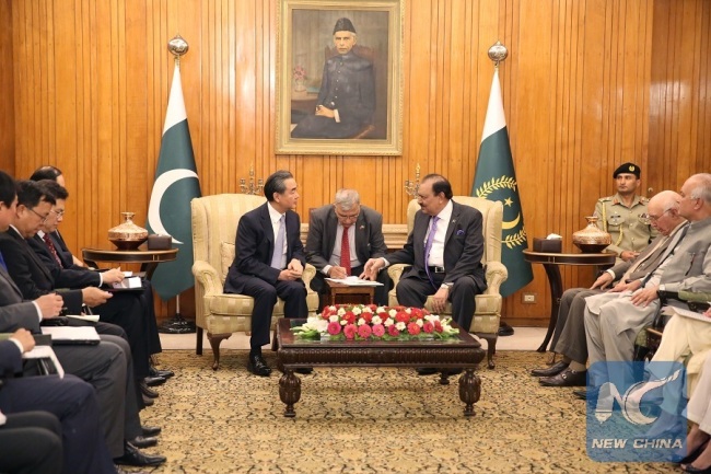 Pakistani President Mamnoon Hussain (R) meets with Chinese Foreign Minister Wang Yi in Islamabad, capital of Pakistan, on June 25, 2017.[Photo：Xinhua]