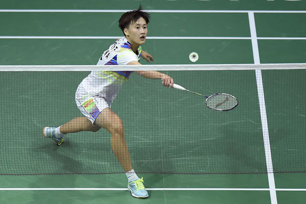 China's Chen Yufei returns against Japan's Akane Yamaguchi during their round three women's singles match during the 2017 BWF World Championships of badminton at Emirates Arena in Glasgow on August 24, 2017. [Photo: VCG]