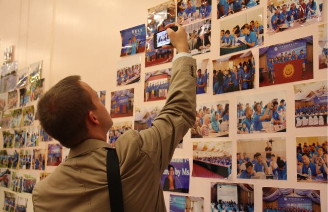A youngster was exploring the photography exhibition presenting the 1st SCO Youngster Campus.[Photo: from China Plus]