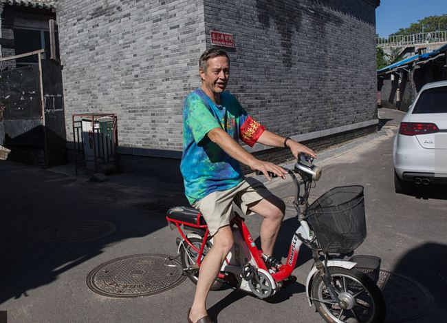 Crossman prepares to launch a patrol in a hutong.[Photo/VCG]