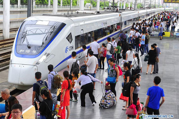 Passengers prepare to get on a bullet train at Wuxi Railway Station in Wuxi City, east China's Jiangsu Province, August 31, 2017. China's summer transport peak period ran from July 1 to August 31, when students on summer vacation had time to travel or return home. [Photo: Xinhua/Huan Yueliang]