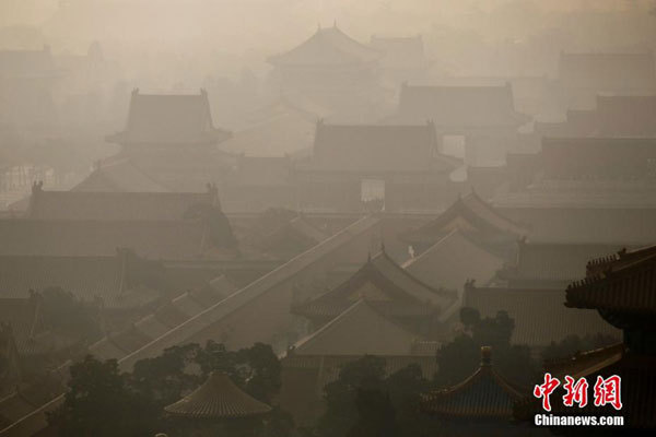 The Forbidden City in Beijing, is shrouded in smog in early April, 2017. [File photo: Chinanews.com]
