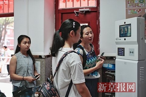 Caption: A student at Beijing Normal University has her facial information input into a new facial recognition security system. [Photo: bjnews.com]