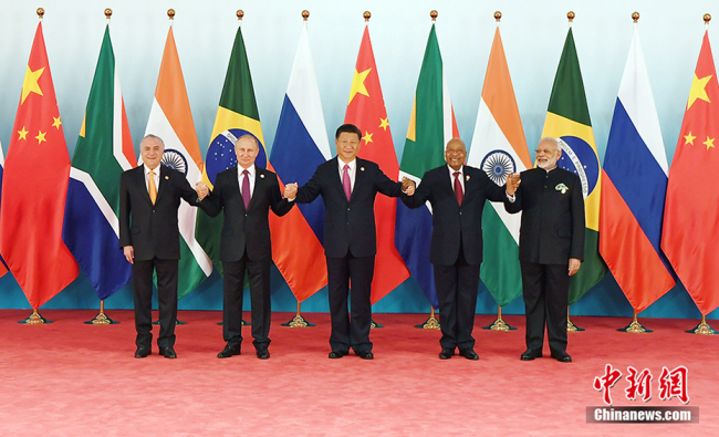 Chinese President Xi Jinping (C) and other leaders of BRICS countries pose for a group photo before the 2017 BRICS Summit in Xiamen, southeast China's Fujian Province, Sept. 4, 2017. [Photo: Chinanews.com]