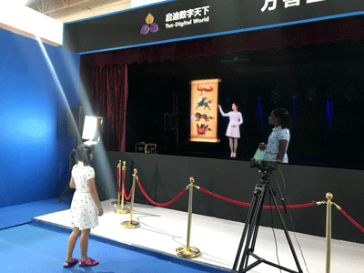 A girl is watching the educational program lauched by the 3-D holographic theatre. [Photo:China Plus]