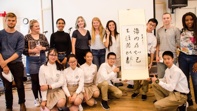 Students from China and Sweden present the Chinese calligraphy to celebrate the 10th anniversary of sister cities between Sodertalje and Wuxi. [Photo provided to China Plus]