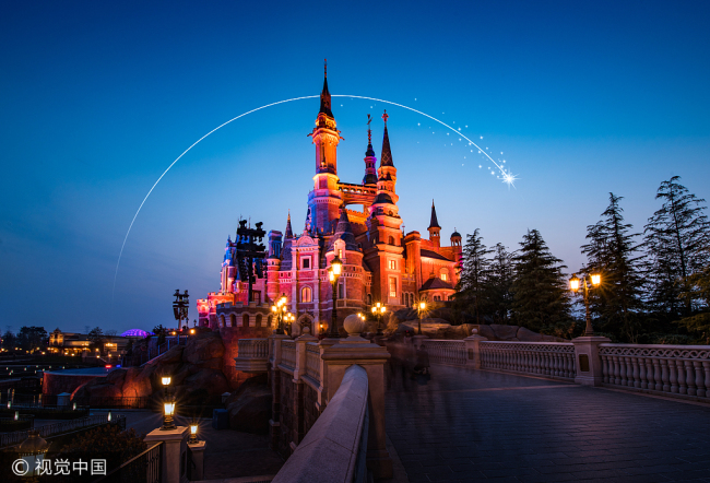 Shanghai Disney Resort has announced E-Fastpasses will be made available at Shanghai Disneyland before the end of the year. Visitors will be able to reserve their Fastpass via an app and scan their phones to enter the park, without having to pick up a physical ticket at specific locations. [File Photo: VCG]