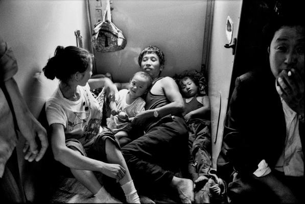 A family makes themselves comfortable on the floor.[Photo:Courtesy of Wang Fuchun and provided by Hinabook]