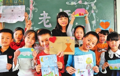 Students at the Lantian Elementary School in Xiangcheng, Henan Province celebrate this year's Teacher's Day on September 7, 2017.[Photo: henan.gov.cn]