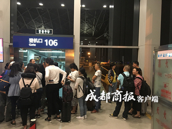 Passengers on a flight from Chengdu Shuangliu International Airport, southwest China's Sichuan Province, to Los Angeles, are delayed for nearly 15 hours overnight on Sunday, September 10, 2017. [Photo: Chengdu Business Daily]