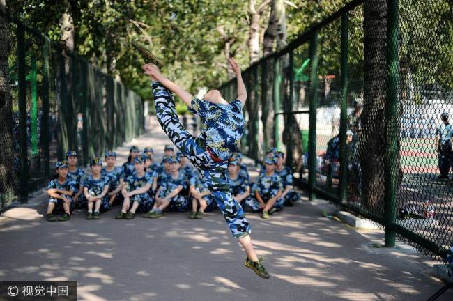 新生军训秀绝活 Students having fun with military training