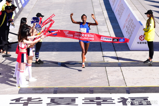 Ethiopian runner Melesech Tsegaye Beyene is the first female with a time of 2 hours, 27 minutes, 43 seconds at the 2017 Beijing Marathon on Sunday, September 17, 2017. [Photo: Beijing Marathon Weibo]