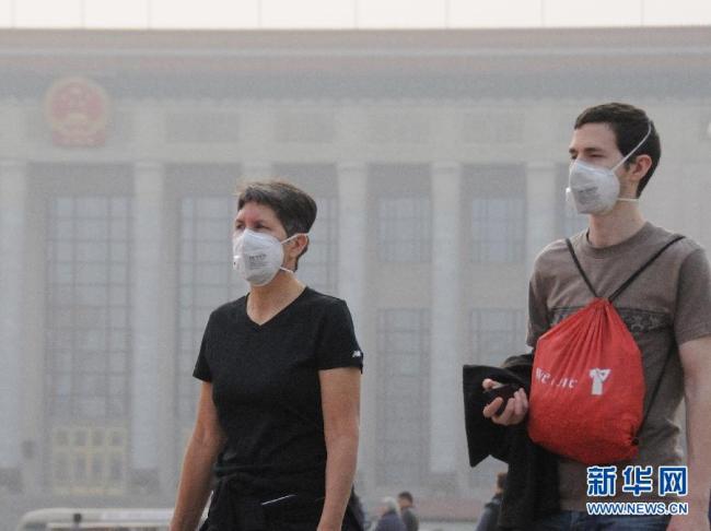 File photo of visitors wearing mask in Beijing.[Photo:Xinhua]