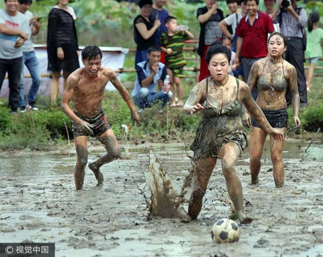 浙江办泥地球赛 A ball game was played in the mud