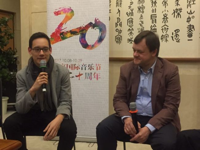 Frank Peter Zimmermann (right) and his young son Serge Zimmermann (left) disclose details about their upcoming concert in Beijing during a press conference on Saturday, Oct 7, 2017. The concert scheduled for Sunday with the China Philharmonic Orchestra will mark the opening of this year’s Beijing Music Festival. [Photo: China Plus/Xu Fei]