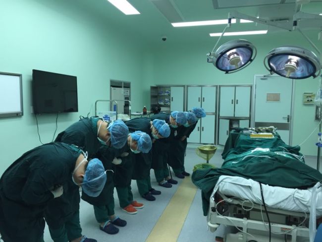 A 41-year-old American teacher donated a kidney and his corneas after his death in east China's Jiangsu Province on October 11, 2017. [Photo: 2500sz.com]