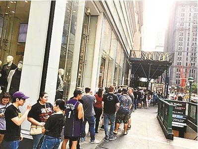 Many people, waiting in line, want to try the Szechuan Sauce.[Photo: froom xinhua]