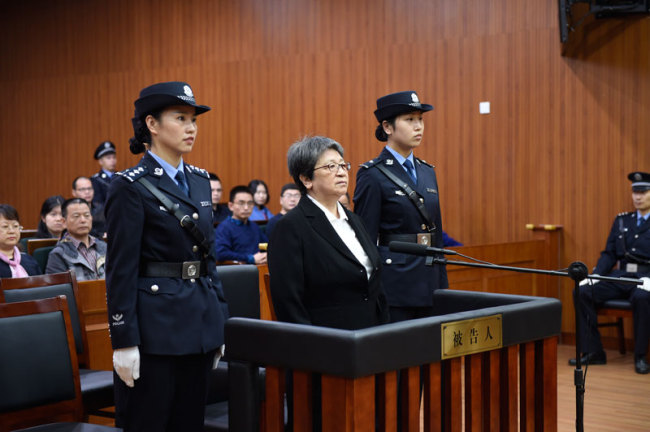 Yang Xiuzhu (C) stands trial at the Hangzhou Intermediate People's Court on Oct 13, 2017. [Photo:hangzhou.zjcourt.cn]