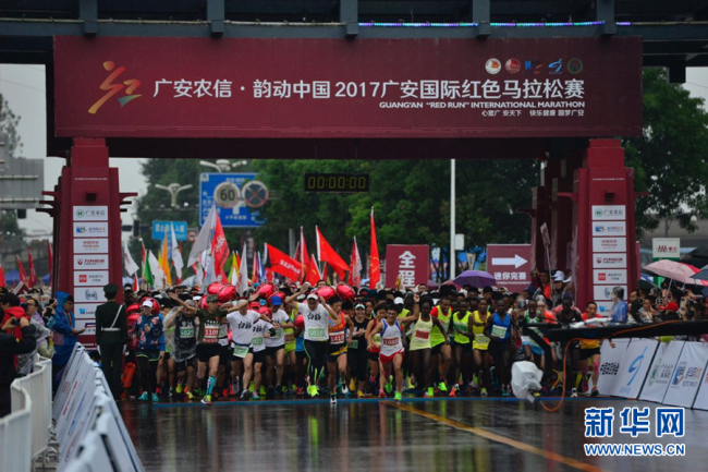 10,000 runners compete in "Redrun" Marathon in Guang'an, Sichuan Province on Sunday, October 15, 2017. [Photo: Xinhua]