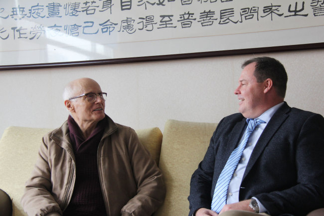Jan Cato, a 76-year-old the Norwegian patient diagnosed with AMD, talks with Ole Frydenlund, director of the TCM center in Tonsberg, and head of the St. Olav Eye Clinic during a medical treatment tour in Beijing on October 17, 2017. [Photo: China Plus]