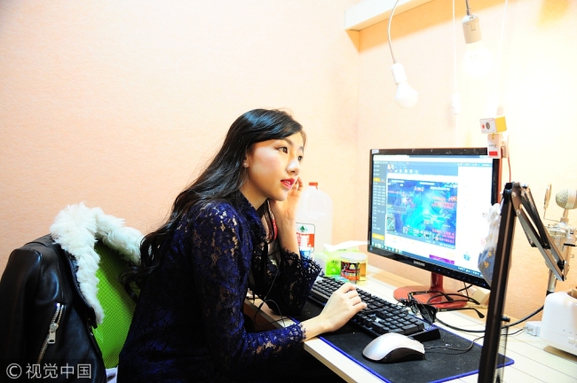 A host during a live streaming broadcast [File Photo: VCG]