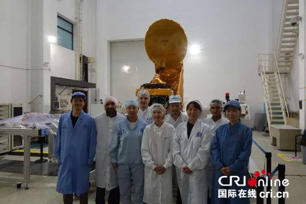 Chinese and French scientists pose for photos. [Photo: CRI Online] 