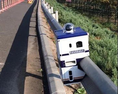 File photo shows the highway patrol robot for handling traffic violations. [Photo: xinmin.cn]