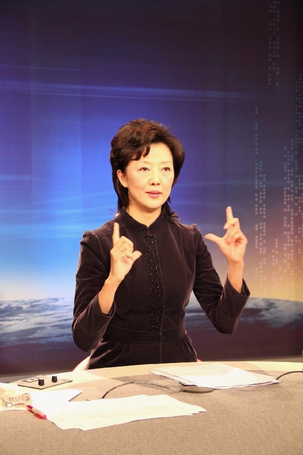 Zhou Ye serves as a sign language interpreter during a live broadcast of a TV programme. [File Photo: cyol.com]