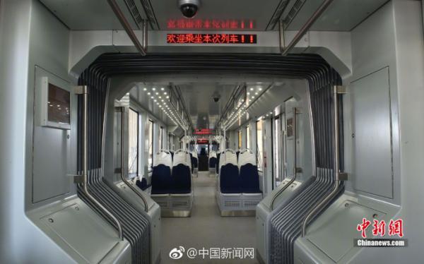 The China-made tram powered by hydrogen fuel cells is the first commercial hydrogen-powered tram in the world. [Photo: Chinanews.com]