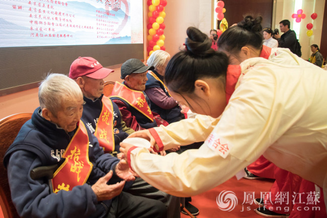 Ten Nanjing Massacre survivors gather and celebrate the Chongyang Festival in the eastern Chinese city of Nanjing, October 28, 2017. [Photo: ifeng.com]