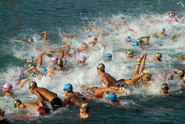 Competitors leave the starting mark as they take part in the Harbour Race swimming event in Hong Kong's Victoria Harbour on October 29, 2017. [Photo: VCG]