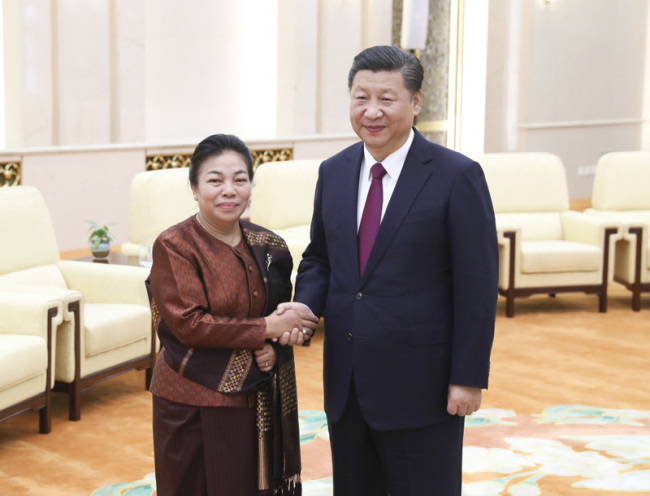 Chinese President Xi Jinping (right) meets with Sounthone Xayachack, head of the Lao People's Revolutionary Party (LPRP) Central Committee's commission for external relations, in Beijing, on October 30, 2017. [Photo: Xinhua]