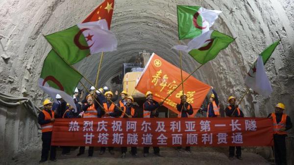 Construction workers cheer at the completion of the Gantas Tunnel on October 30, 2017. [Photo: thepaper.cn]