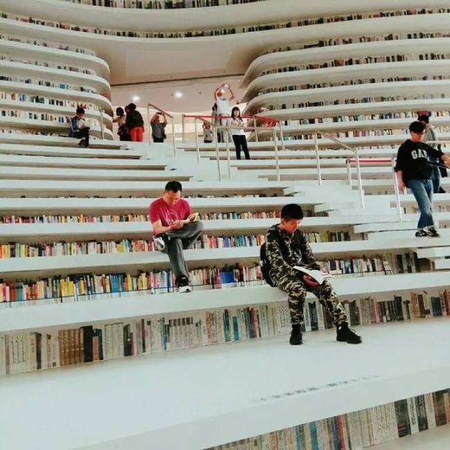 网红图书馆 A newly opened library in Tianjin