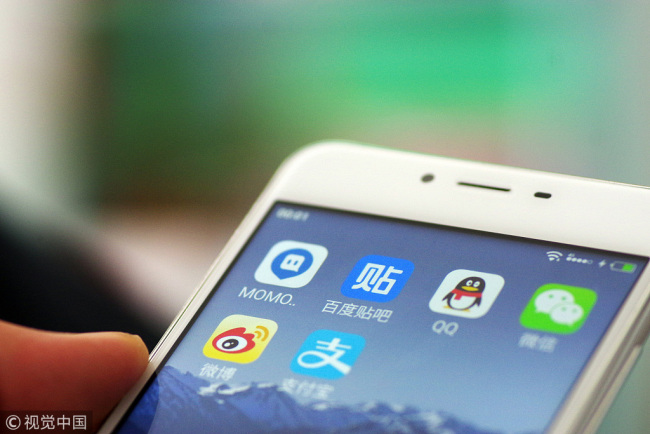 A phone with various Chinese social media apps, including Wechat, QQ and Sina Weibo, installed. [File Photo: VCG]