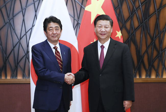 Chinese President Xi Jinping meets with Japanese Prime Minister Shinzo Abe in Da Nang, Vietnam, on Saturday. [Photo: Xinhua/Lan Hongguang]