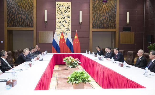 Chinese President Xi Jinping (3rd R) meets with his Russian counterpart Vladimir Putin (2nd L) in Da Nang, Vietnam, Nov. 10, 2017. [Photo: Xinhua/Lan Hongguang]