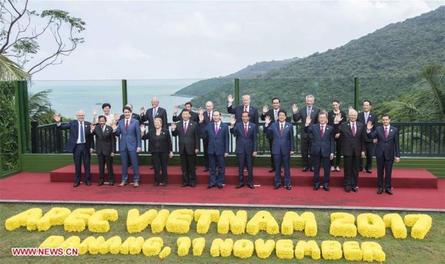 Chinese President Xi Jinping (5th L, front) poses for a group photo with other leaders and representatives from the Asia-Pacific Economic Cooperation (APEC) member economies at the 25th APEC Economic Leaders' Meeting in Da Nang, Vietnam, Nov. 11, 2017. [Photo: Xinhua]