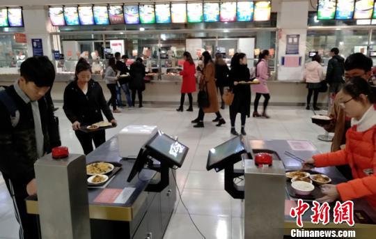 When plates are placed in the payment area, the cash register can automatically calculate the price of the meal. The name, price, and nutritional information of the dish are shown when scanning for payment. [Photo: Chinanews.com]